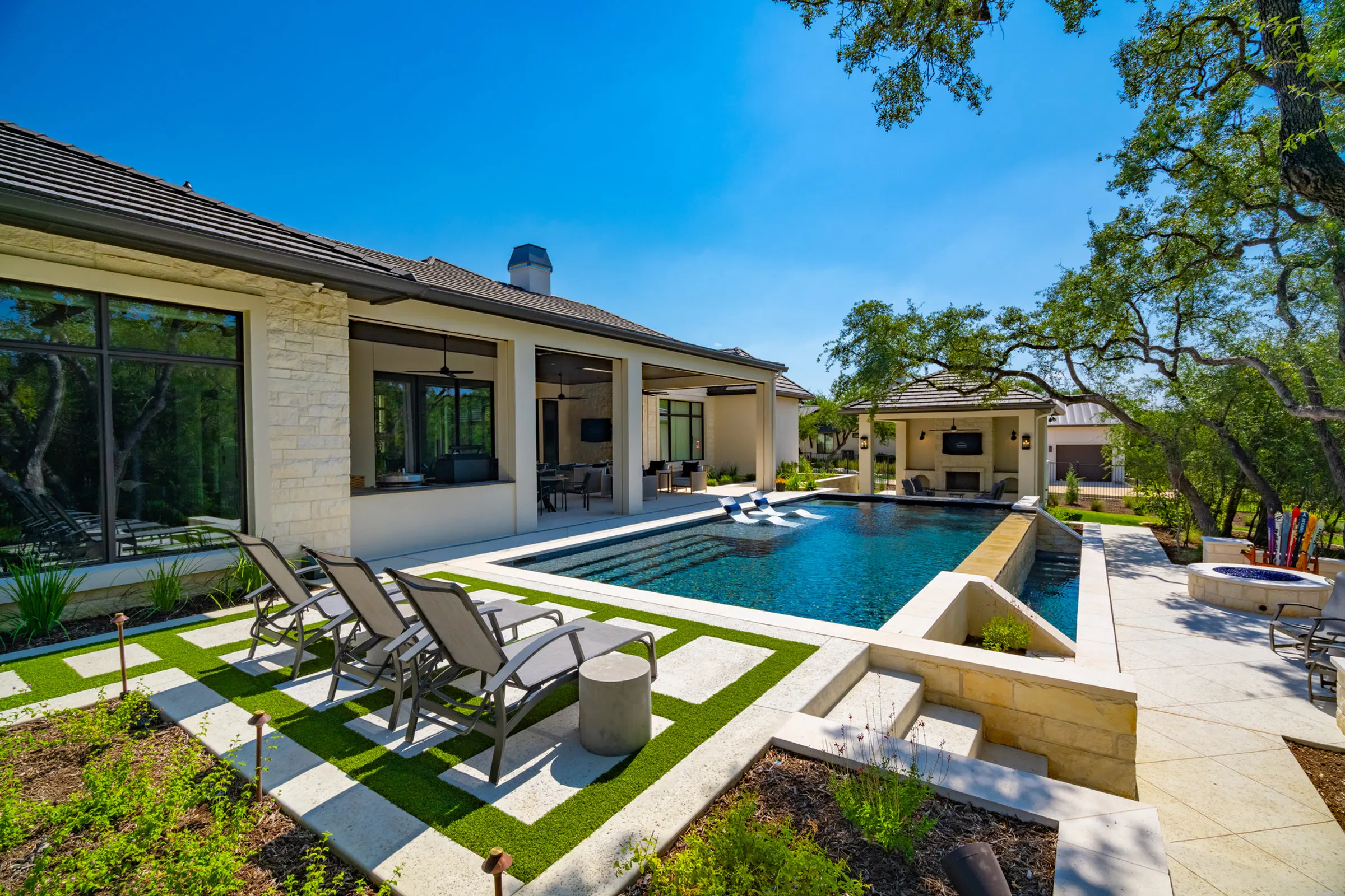 Modern Wet-Dam Spa & Vanishing Edge, San Antonio, TX